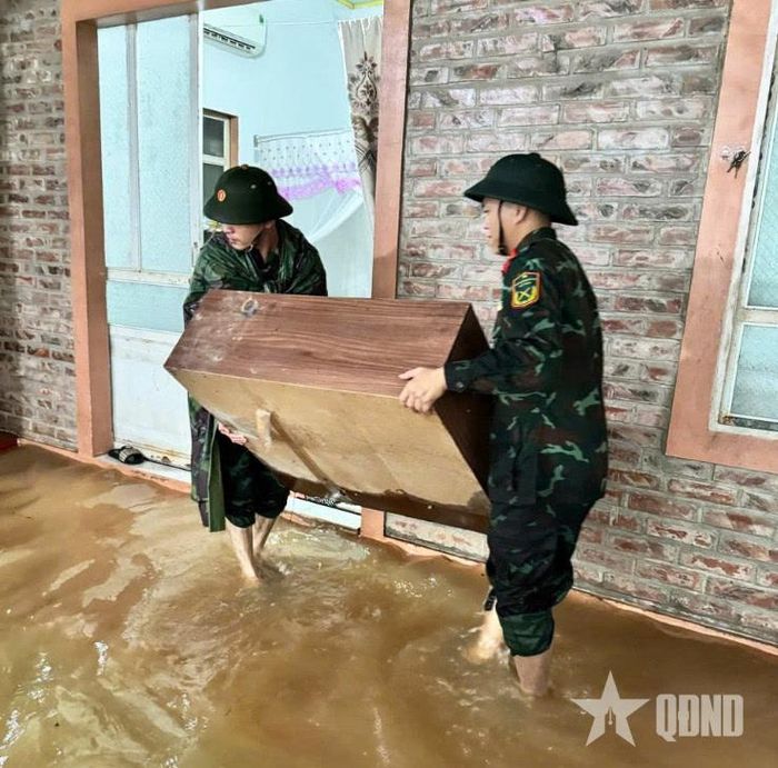 Cán bộ, chiến sĩ Ban CHQS phường Bắc An Phụ (Bộ CHQS TP Hải Phòng) hỗ trợ các hộ dân di chuyển tài sản khỏi vùng ngập úng.