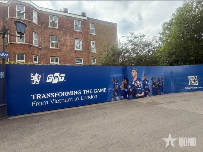 Biển quảng cáo với hình ảnh nổi bật cầu thủ ở đội 1 Chelsea (nam và nữ) nhưng gần như không có ai trưởng thành từ các đội trẻ của Chelsea. 