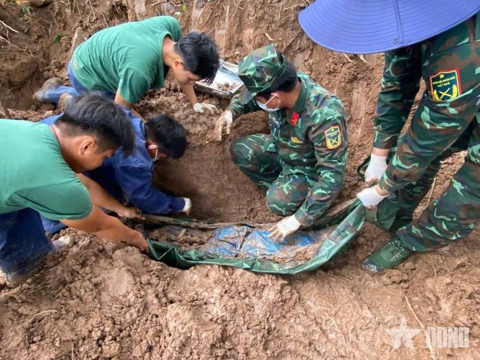 Hài cốt liệt sĩ được Đội K91 tìm thấy tại khu vực vườn dừa của người dân.