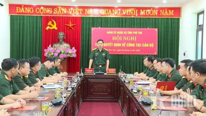Đại tá Nguyễn Đức Cương, Chính ủy Bộ CHQS tỉnh chủ trì hội nghị trao quyết định về công tác cán bộ.