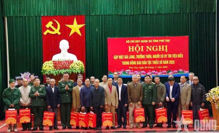Thủ trưởng Bộ CHQS tỉnh Phú Thọ cùng các đại biểu trao quà lưu niệm tặng các già làng, trưởng thôn, người có uy tín tiêu biểu trong đồng bào dân tộc thiểu số. 