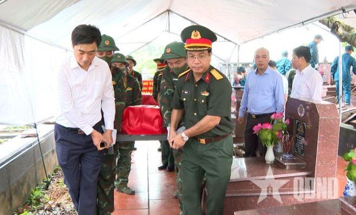Bộ CHQS tỉnh cùng đại diện cấp ủy, chính quyền địa phương di chuyển hài cốt liệt sĩ sau khi hoàn thành công tác lấy mẫu sinh phẩm ADN xác định danh tính tại Nghĩa trang phường Vân Phú. 