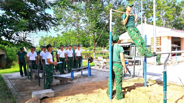 Đơn vị tổ chức kiểm tra nội dung xà đơn trong huấn luyện thể lực.