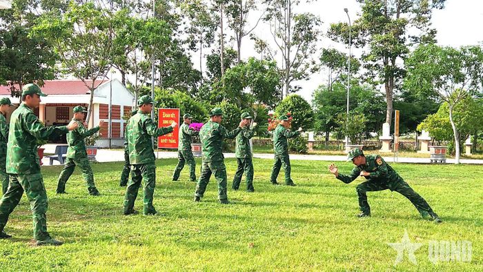 Cán bộ, chiến sĩ Đồn Biên phòng Long Khốt luyện tập võ thuật.