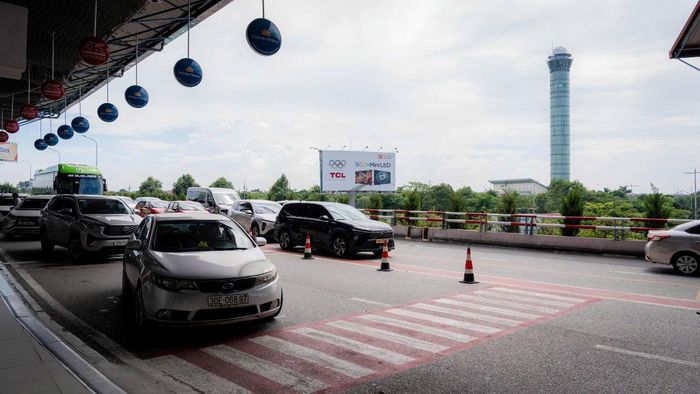 Điều tiết luồng giao thông chống ùn tắc cục bộ tai khu vực ngoài nhà ga. Ảnh: NIA