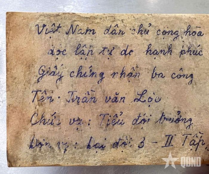 Mảnh giấy, chữ viết được lực lượng chức năng phục hồi. 
