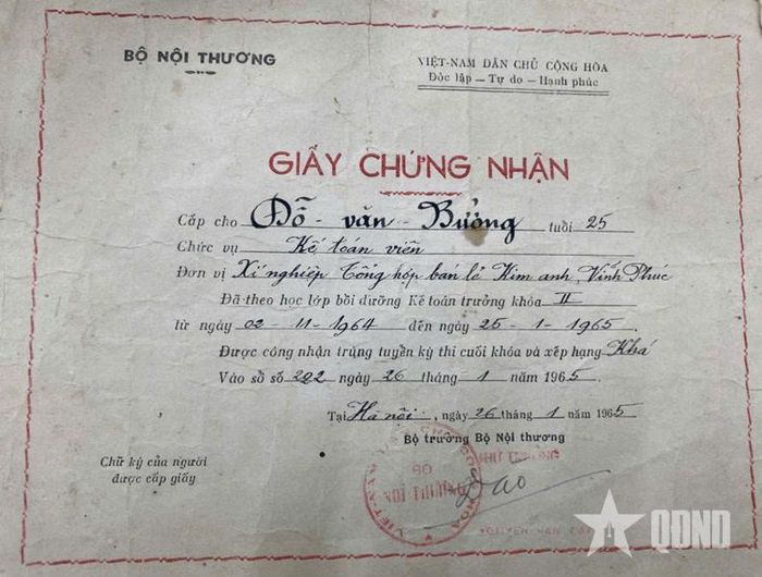  Giấy chứng nhận nghiệp vụ kế toán trước khi nhập ngũ của liệt sĩ Đỗ Văn Bưởng.