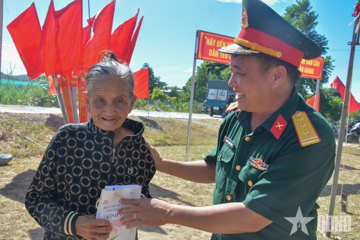 Thượng tá Nguyễn Thành Chơn, Chỉ huy trưởng Ban CHQS phường Ba Ngòi trao quà tặng bà Nguyễn Thị Tám, chiến sĩ cách mạng bị địch giam cầm trong chiến tranh.
