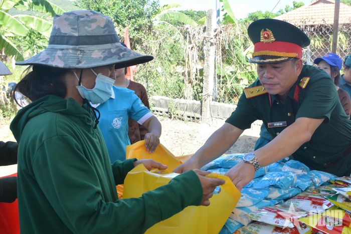  Lãnh đạo phường Ba Ngòi trao rau xanh, thực phẩm cho người dân trong chương trình Gian hàng 0 đồng.