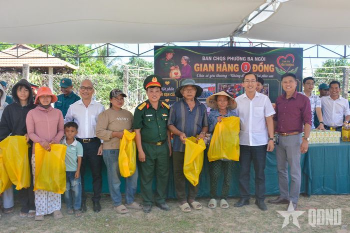 Trao quà tặng người dân địa phương.