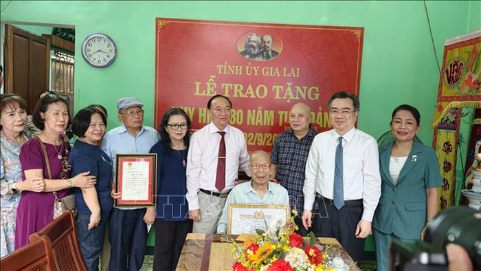 Trưởng ban Chính sách, chiến lược Trung ương Nguyễn Thanh Nghị trao Huy hiệu 80 năm tuổi Đảng tặng đảng viên Phan Ngọc Bích.
