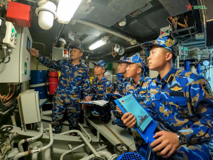 Giảng viên Khoa Cơ điện, Học viện Hải quân hướng dẫn các học viên vận hành thiết bị ngành cơ điện trên tàu. Ảnh minh họa: qdnd.vn