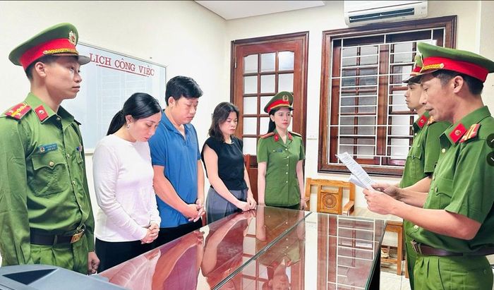 Cơ quan Cảnh sát điều tra Công an tỉnh Thanh Hóa thi hành Quyết định khởi tố vụ án, khởi tố bị can. Ảnh Công an Thanh Hóa cung cấp