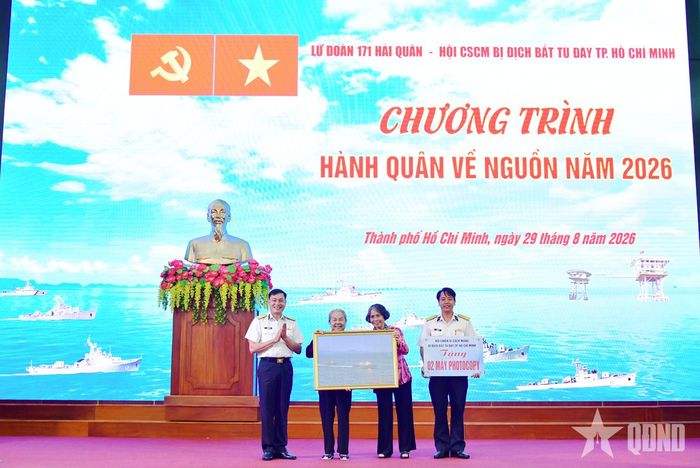 Đại diện Hội chiến sĩ cách mạng bị địch bắt tù đày TP Hồ Chí Minh trao tặng quà Lữ đoàn 171, Vùng 2 Hải quân.