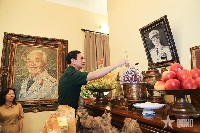 Đại tướng Phan Văn Giang dâng hương tưởng niệm, tri ân nguyên Tổng Bí thư Lê Khả Phiêu, nguyên Chủ tịch nước Lê Đức Anh và Đại tướng Võ Nguyên Giáp.