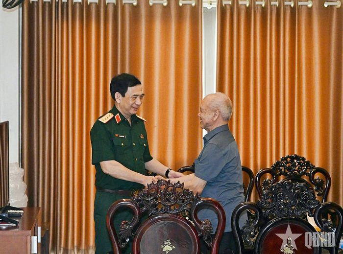 Đại tướng Phan Văn Giang thăm, tặng quà tri ân Đại tướng Phạm Văn Trà.