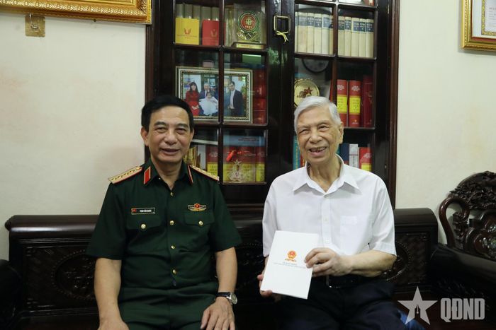 Đại tướng Phan Văn Giang thăm, tặng quà tri ân Trung tướng, Anh hùng LLVT nhân dân Đặng Quân Thụy.
