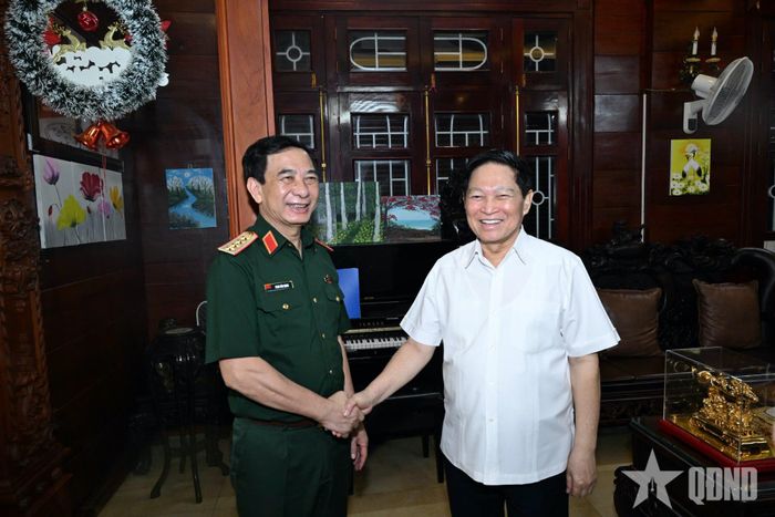Đại tướng Phan Văn Giang thăm, tặng quà tri ân Đại tướng Ngô Xuân Lịch.
