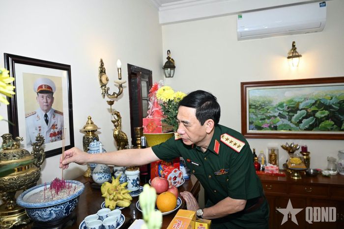 Đại tướng Phan Văn Giang dâng hương tưởng niệm, tri ân Đại tướng Văn Tiến Dũng, Đại tướng Đoàn Khuê, Đại tướng Phùng Quang Thanh, Đại tướng Chu Huy Mân.