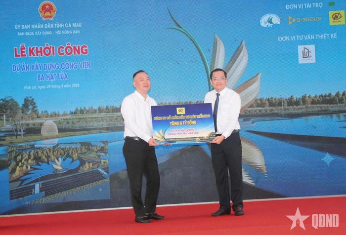 Phó chủ tịch UBND tỉnh Cà Mau Ngô Vũ Thăng nhận bảng tượng trưng đầu tư 6 tỷ đồng cho dự án xây dựng công trình Ba Hạt Lúa từ Công ty cổ phần đầu tư phát triển N&G.