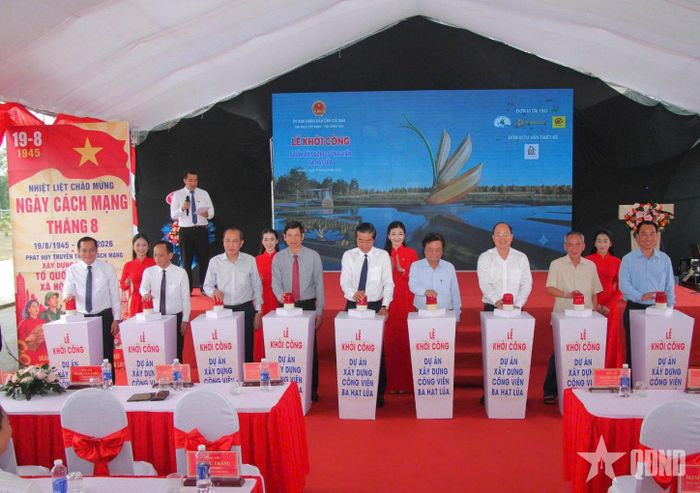  Lãnh đạo Tỉnh ủy, UBND tỉnh Cà Mau và lãnh đạo, nguyên lãnh đạo Trung ương thực hiện nghi thức khởi công dự án.  