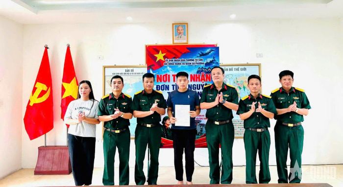  Ban CHQS phường Từ Sơn tiếp nhận đơn tình nguyện nhập ngũ. 