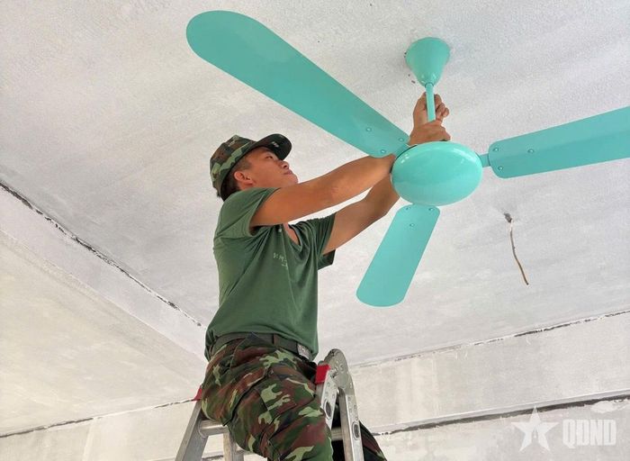 Triển khai lắp đặt quạt điện tại các lớp học.