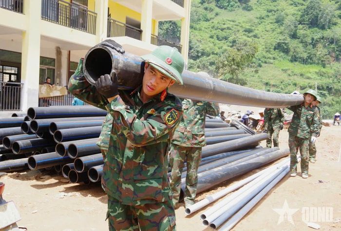 Các chiến sĩ vận chuyển vật liệu thi công công trình.