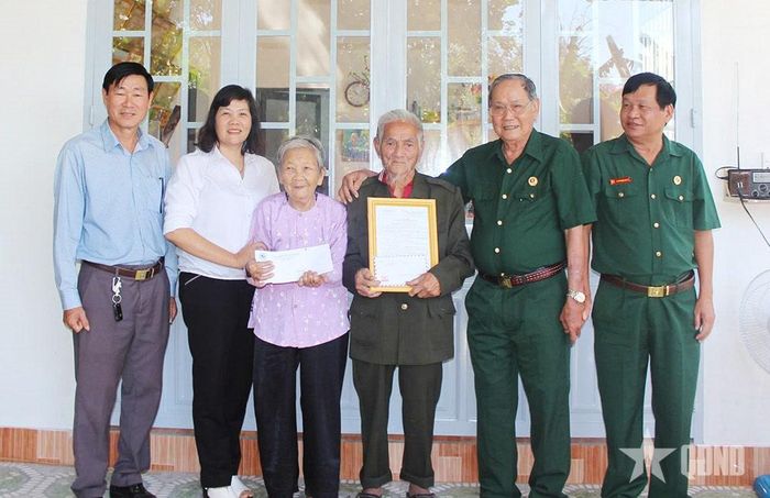 CCB Đỗ Thám (thứ 2, từ phải sang) dự trao nhà “Nghĩa tình cựu chiến binh” có sự hỗ trợ kinh phí của ông. 
