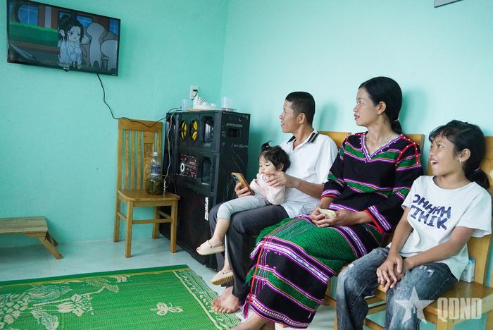 Các gia đình phấn khởi khi về ở trong ngôi nhà khang trang, ấm áp.