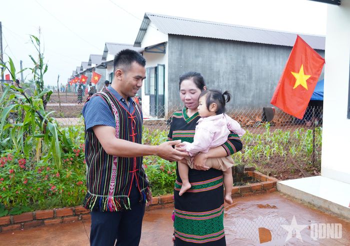 Gia đình anh Điểu Lót phấn khởi khi được về an cư nơi điểm dân cư liền kề chốt dân quân thường trực xã Quảng Trực.