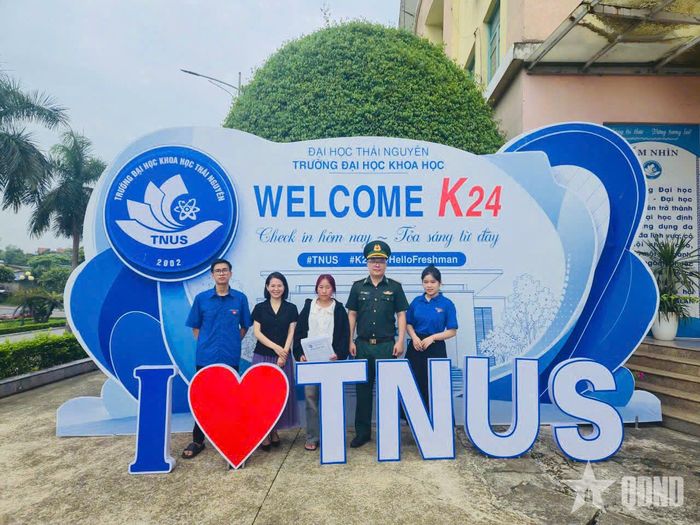 Thượng úy Lò Đức Hải đưa Pờ Gia Minh nhập học Trường Đại học Khoa học (Đại học Thái Nguyên).