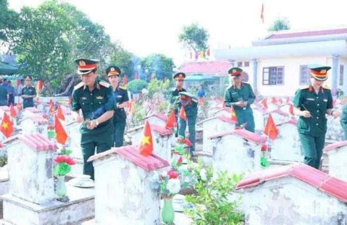  Thiếu tướng Phạm Quốc Hóa (đứng trước) thăm viếng Nghĩa trang Liệt sĩ xã Thuận An, TP Hà Nội, tháng 7-2026. Ảnh do nhân vật cung cấp 