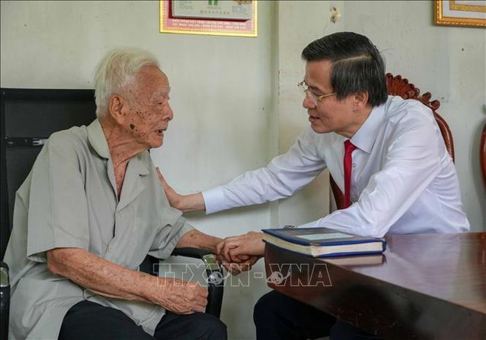 Đồng chí Đoàn Minh Huấn thăm hỏi đảng viên Phạm Duy Khương.  