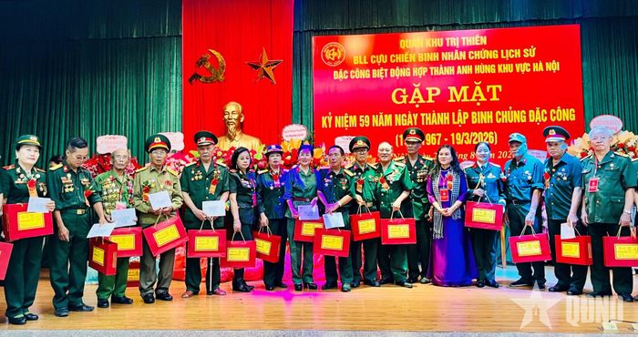 Ban liên lạc và các nhà tài trợ trao các suất quà tri ân nghĩa tình đến cán bộ, hội viên. 