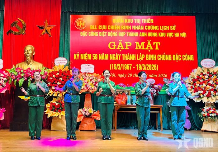 Một tiết mục văn nghệ tại buổi gặp mặt.