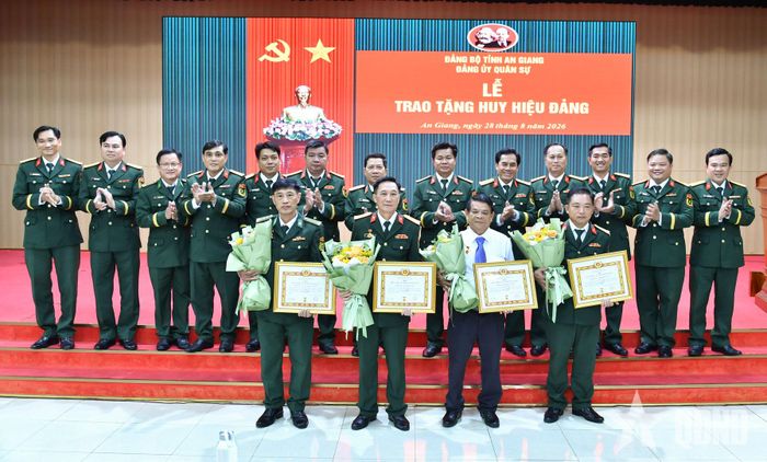 Đảng ủy Quân sự tỉnh An Giang trao Huy hiệu Đảng tặng các đảng viên thuộc Đảng bộ tỉnh An Giang.