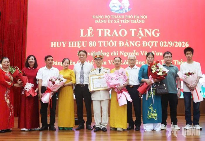  Lễ trao Huy hiệu 80 năm tuổi Đảng tặng Đại tá Nguyễn Văn Vưu. 