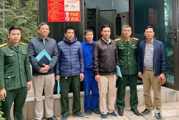 Đoàn công tác Phòng Công nghệ môi trường, Viện Vật liệu, Sinh học và Môi trường thuộc Viện Khoa học và Công nghệ quân sự (Bộ Tổng Tham mưu) lắp đặt hệ thống quan trắc tự động tại Nhà máy Z195, Tổng cục Công nghiệp Quốc phòng. Ảnh: TUẤN ANH
