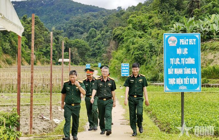 Thiếu tá Nguyễn Văn Huống và đồng nghiệp trong chuyến đi khảo sát hiện trạng môi trường tại một đơn vị Quân đội. Ảnh: TUẤN ANH