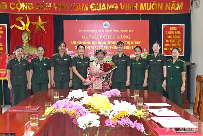  Hội Phụ nữ Bộ đội Biên phòng tỉnh Điện Biên gặp mặt, tặng quà cho Sùng Thị Khoa trước khi lên đường nhập học vào Đại học Sư phạm Hà Nội 2. 