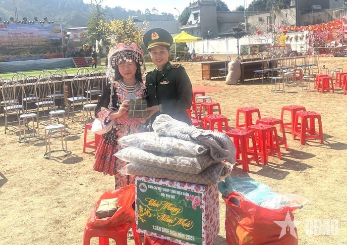Sùng Thị Khoa và Trung tá QNCN Nguyễn Thị Ngọc Hà tại Chương trình Biên phòng tại Chương trình Xuân Biên phòng ấm lòng dân bản năm 2026. 