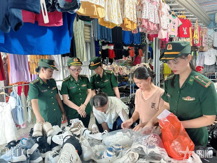 Các mẹ Biên phòng đưa Sùng Thị Khoa mua sắm quần áo, giầy dép. 