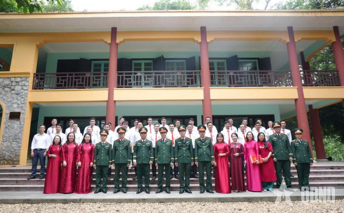 Hành trình về nguồn tại Khu di tích K9 là dịp để cán bộ, đảng viên Viettel Construction ôn lại truyền thống, bồi đắp bản lĩnh chính trị và tinh thần trách nhiệm.