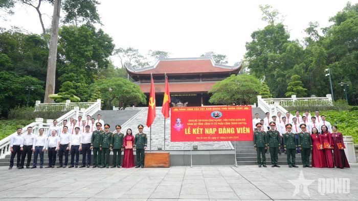 Các đại biểu và đảng viên mới tại Lễ kết nạp Đảng viên của Đảng bộ Viettel Construction.