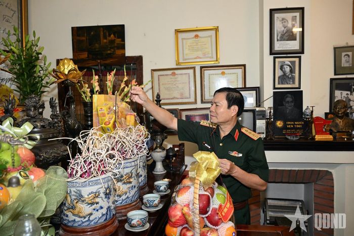 Đại tướng Nguyễn Tân Cương và đoàn công tác dâng hương tưởng nhớ Đại tướng Lê Trọng Tấn.