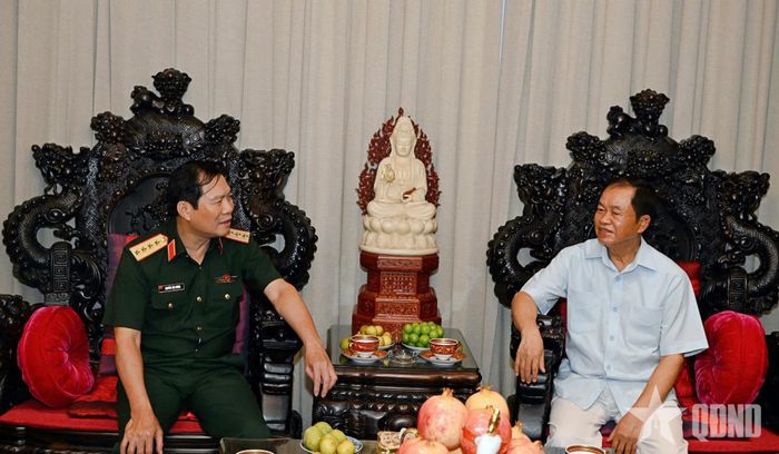Đại tướng Nguyễn Tân Cương thăm, tặng quà Đại tướng Đỗ Bá Tỵ.  