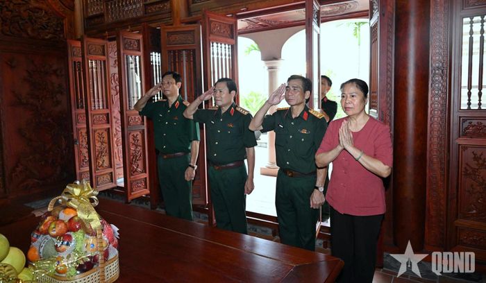 Đại tướng Nguyễn Tân Cương và đoàn công tác dâng hương tưởng niệm Đại tướng Văn Tiến Dũng, Đại tướng Đoàn Khuê, Đại tướng Chu Huy Mân, Đại tướng Phùng Quang Thanh.