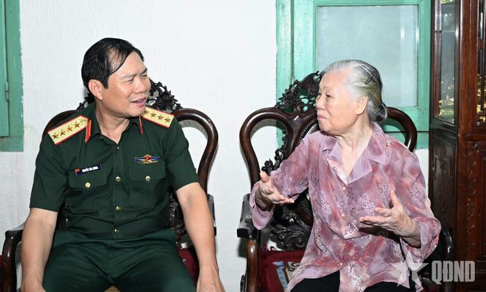Đại tướng Nguyễn Tân Cương thăm hỏi, động viên thân nhân Trung tướng Nguyễn Hải Bằng.