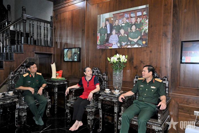 Đại tướng Nguyễn Tân Cương thăm hỏi, động viên thân nhân Thượng tướng Nguyễn Khắc Nghiên. 